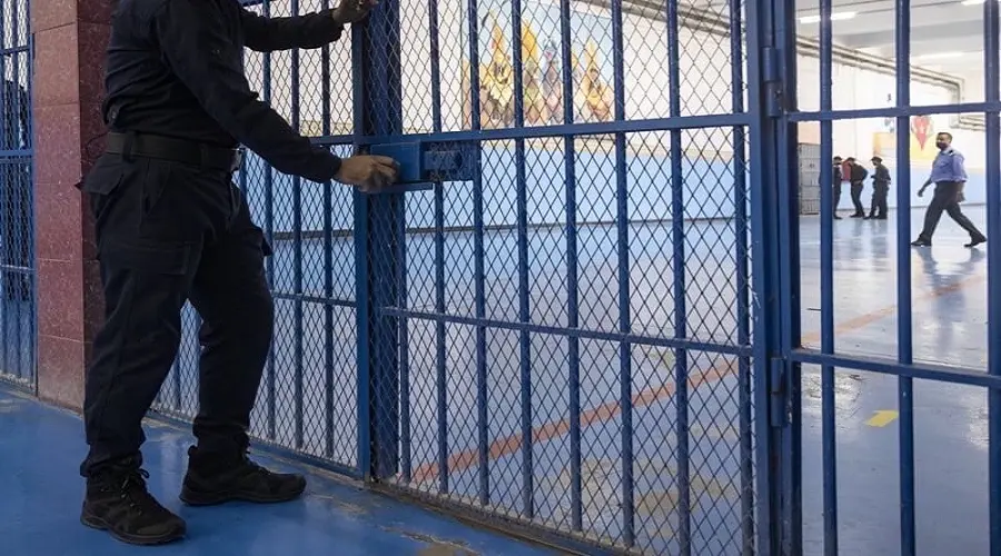 تزنيت.. السجن لشاب للاشتباه في الترويج للهجرة غير النظامية تزنيت.. السجن لشاب للاشتباه في الترويج للهجرة غير النظامية