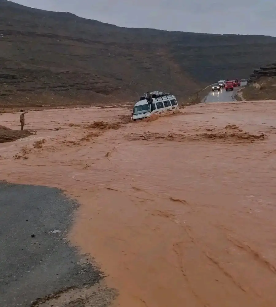 نجاة 12 راكباً بعد أن جرفت السيول سيارة للنقل المزدوج بين تنغير وإملشيل نجاة 12 راكباً بعد أن جرفت السيول سيارة للنقل المزدوج بين تنغير وإملشيل
