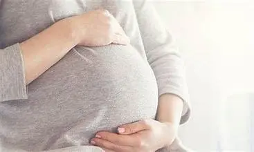 أكادير.. إدارة المركز الاستشفائي توضح ملابسات ولادة سيدة قرب أحد مداخله