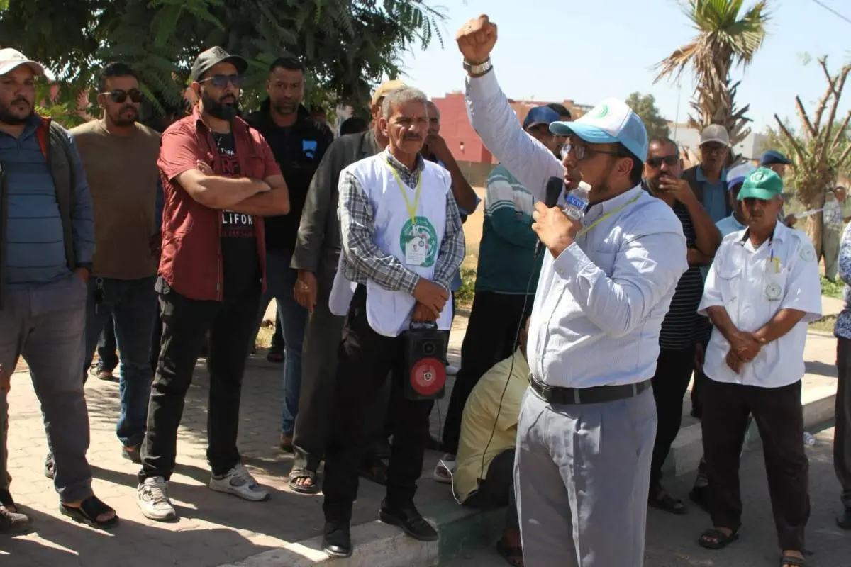 سائقو الطاكسي الكبير بأولاد تايمة يحتجون ويطالبون بإنصافهم وتسوية ملفاتهم سائقو الطاكسي الكبير بأولاد تايمة يحتجون ويطالبون بإنصافهم وتسوية ملفاتهم